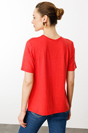 Desen Triko Kadın Yakası Yırtmaçlı ve İşlemeli T-Shirt 25768 Mercan