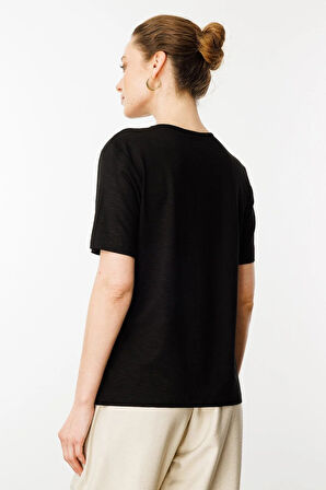 Desen Triko Kadın Yakası Yırtmaçlı ve İşlemeli T-Shirt 25768 Siyah