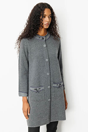 Desen Triko Kadın Dik Yaka Kolu ve Cebi Nakış İşlemeli Uzun Yün Kaban 25034 Füme