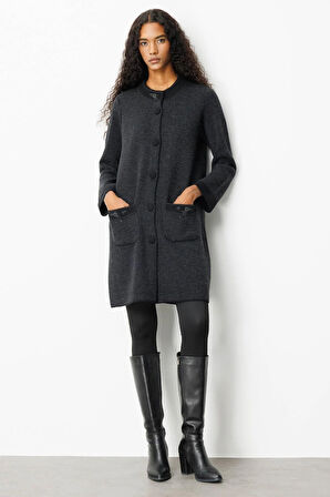 Desen Triko Kadın Dik Yaka Kolu ve Cebi Nakış İşlemeli Uzun Yün Kaban 25034 Siyah