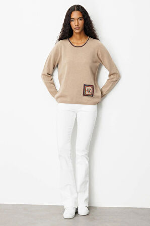 Desen Triko Kadın Sıfır Yaka Cebi ve Yakası Tığlamalı Yün Kazak 25201 Bej