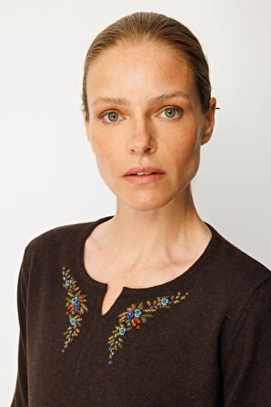 Desen Triko Kadın Sıfır Yaka Yaka Kenarı İşlemeli Yün Bluz 25036 Koyu Kahve