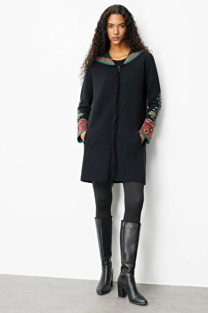 Desen Triko Kadın Kapüşonlu Kilim Jakarlı Püsküllü Yün Kaban 25056 Siyah