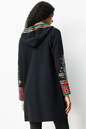 Desen Triko Kadın Kapüşonlu Kilim Jakarlı Püsküllü Yün Kaban 25056 Siyah