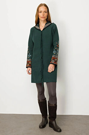 Desen Triko Kadın Kapüşonlu Kilim Jakarlı Püsküllü Yün Kaban 25056 Yeşil