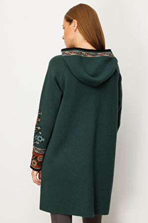 Desen Triko Kadın Kapüşonlu Kilim Jakarlı Püsküllü Yün Kaban 25056 Yeşil