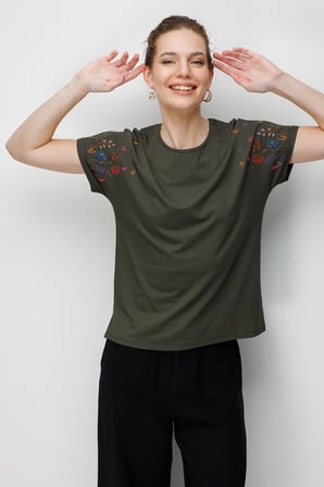 Desen Triko Kadın Sıfır Yaka Nakış İşlemeli Düşük Kollu Penye T-Shirt 26702 Haki