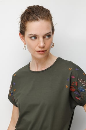 Desen Triko Kadın Sıfır Yaka Nakış İşlemeli Düşük Kollu Penye T-Shirt 26702 Haki