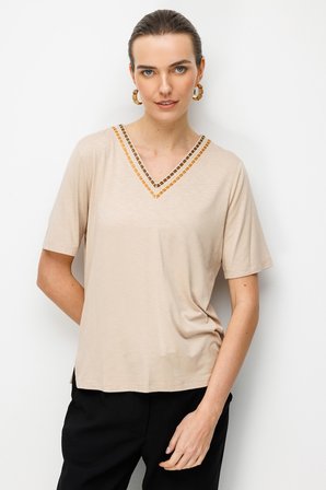 Desen Triko Kadın V Yaka Yakası İki Renkli İşlemeli Taşlı Penye T-Shirt 26844 Bej