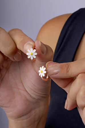 Gümüş Pazarım Mineli Papatya Motifli Gümüş J Küpe