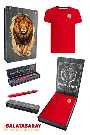 Galatasaray Orijinal Lisanslı Umbro V Yaka Kırmızı T-Shirt + Uçlu Kalem Set Hediyelik Ahşap Kutulu