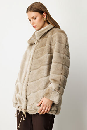 Ekol Kadın Büyük Beden Metal Aksesuarlı Peluş Kaban 6305 Vizon