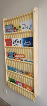 Montessori 5 Katlı Ahşap Çocuk Kitaplığı – Kumaş Cepli Duvara Monte Kitaplık Sarı