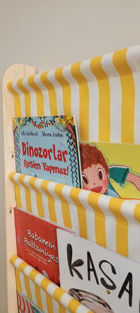 Montessori 5 Katlı Ahşap Çocuk Kitaplığı – Kumaş Cepli Duvara Monte Kitaplık Sarı