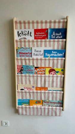 Montessori 5 Katlı Ahşap Çocuk Kitaplığı – Kumaş Cepli Duvara Monte Kitaplık Pembe