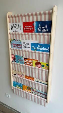 Montessori 5 Katlı Ahşap Çocuk Kitaplığı – Kumaş Cepli Duvara Monte Kitaplık Pembe