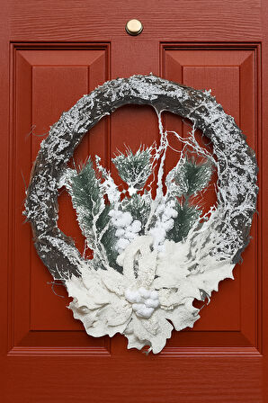 33 cm Karlı Dallı Yuvarlak Yılbaşı Kapı Süsü – Çiçekli ve Çam Dallı Dekoratif Model