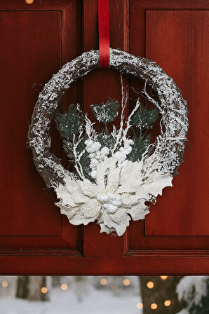 33 cm Karlı Dallı Yuvarlak Yılbaşı Kapı Süsü – Çiçekli ve Çam Dallı Dekoratif Model