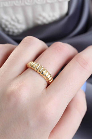 Altın Renk Ayarlamalı Burgu Kadın Yüzük - Lisinya