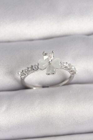 Pirinç Gümüş Renk Zirkon Taşlı Yonca Model İnci Detay Ayarlanabilir Yüzük - Lisinya