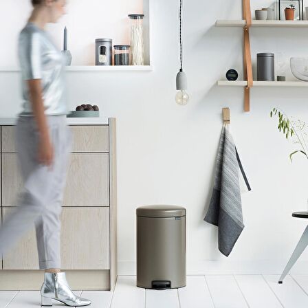 Brabantia Çöp Kutusu 20 litre Newicon Pedallı Platin 114045