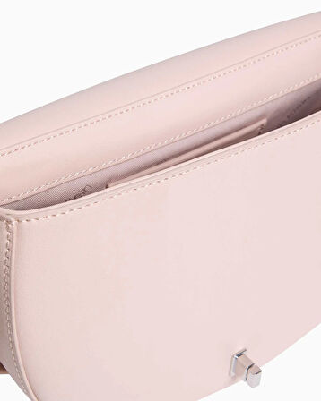 Calvin Klein Saddle Logolu Çapraz Askılı Çanta