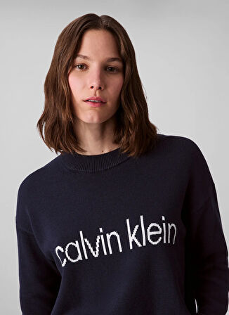 Calvin Klein Jeans Yuvarlak Yaka Standart Baskılı Mavi Kazak Kadın LV047C311GCEF