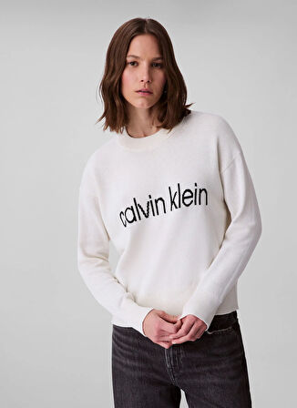 Calvin Klein Jeans Yuvarlak Yaka Standart Baskılı Beyaz Kazak Kadın LV047C311GYAS