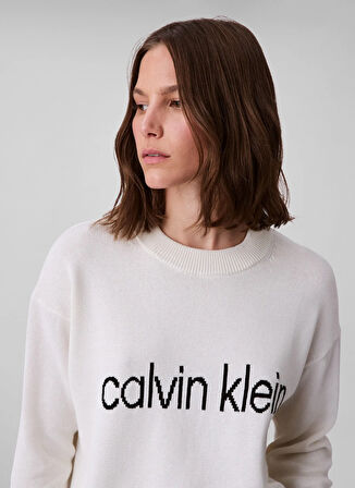 Calvin Klein Jeans Yuvarlak Yaka Standart Baskılı Beyaz Kazak Kadın LV047C311GYAS
