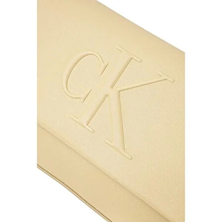 Calvin Klein Jeans SCULPTED FLAP SHOULDER POUCH25 Kadın Beyaz Omuz Çantası LV04K3148G-RM0