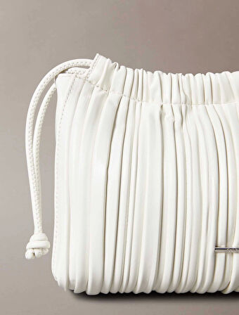 Calvin Klein Jeans PLISSE DRAWSTRING BAG Kadın Beyaz Çanta LV04F3076G-FUP