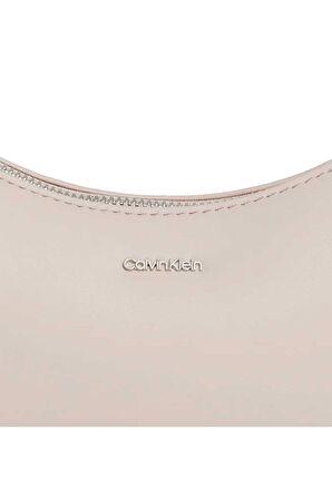 Kadın Calvin Klein Metal Logo Detaylı Kadın Omuz Çantası K60K609613