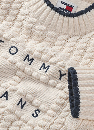 Tommy Jeans Yuvarlak Yaka Standart Nakışlı Beyaz Kazak Kadın TJW BUBBLE CABLE FLAG CREW