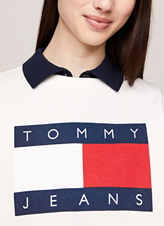 Tommy Jeans Yuvarlak Yaka Baskılı Beyaz Kadın Sweatshırt TJW OVS TOMMY FLAG CREW