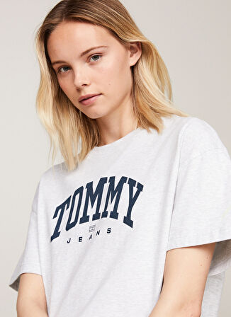 Tommy Jeans Yuvarlak Yaka Baskılı Açık Gri Kadın T-Shirt TJW OVS VARSITY 1 TEE EXT