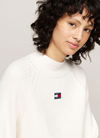 Tommy Jeans Dik Yaka Standart Nakışlı Beyaz Kazak Kadın TJW BADGE MOCKNECK SWEATER