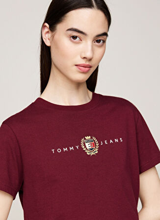 Tommy Jeans Yuvarlak Yaka Nakışlı Bordo Kadın T-Shirt TJW REG CREST LINEAR TEE EXT