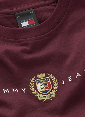 Tommy Jeans Yuvarlak Yaka Nakışlı Bordo Kadın T-Shirt TJW REG CREST LINEAR TEE EXT