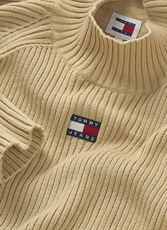 Tommy Jeans Dik Yaka Standart Nakışlı Bej Kazak Kadın TJW BADGE MOCKNECK SWEATER