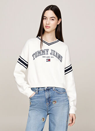 Tommy Jeans Yuvarlak Yaka Standart Nakışlı Beyaz Kazak Kadın TJW CRP VARSITY V-NECK SWEATER