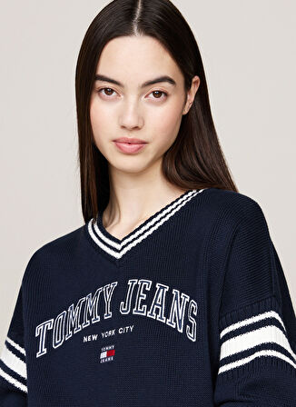 Tommy Jeans Yuvarlak Yaka Standart Nakışlı Lacivert Kazak Kadın TJW CRP VARSITY V-NECK SWEATER