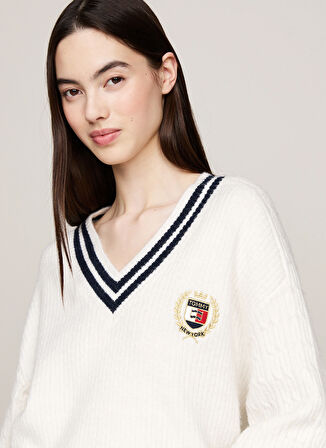 Tommy Jeans V Yaka Standart Nakışlı Beyaz Kazak Kadın TJW VNCK CREST CABLE SWEATER EXT