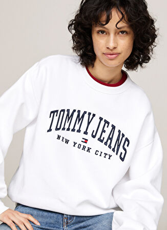 Tommy Jeans Yuvarlak Yaka Nakışlı Beyaz Kadın Sweatshırt TJW RLX VARSITY CREW