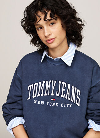 Tommy Jeans Yuvarlak Yaka Nakışlı Lacivert Kadın Sweatshırt TJW RLX VARSITY CREW