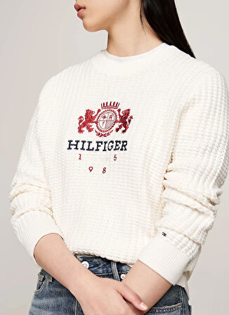 Tommy Hilfiger Yuvarlak Yaka Standart Nakışlı Ekru Kazak Kadın VARSITY CREST C-NK SWEATER