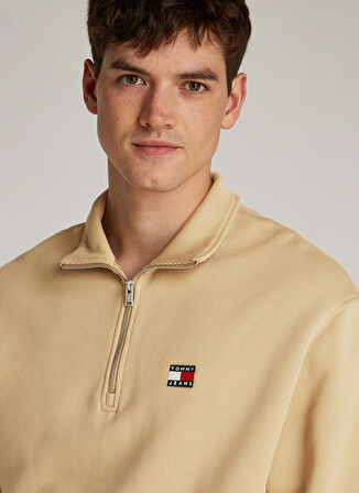 Tommy Jeans Fermuarlı Yaka Bej Erkek Sweatshırt DM0DM20641ACT TJM RLX BADGE 1/4 ZIP