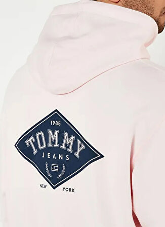 Tommy Jeans Kapüşon Yaka Pembe Erkek Sweatshırt DM0DM20840TH3 TJM RLX VRSITY GRPH