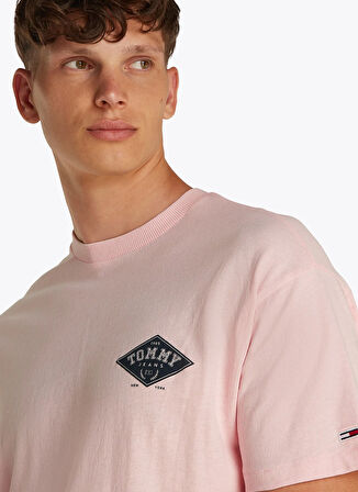 Tommy Jeans Bisiklet Yaka Pembe Erkek T-Shirt DM0DM20806TH3 TJM RLX VARSITY GRPH