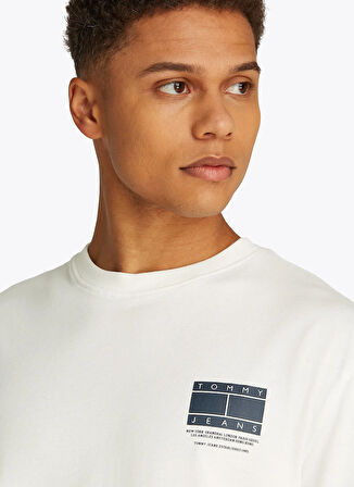 Tommy Jeans Bisiklet Yaka Ekru Erkek T-Shirt DM0DM20814YBL TJM REG DNA GRAPHIC