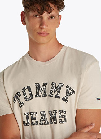 Tommy Jeans Bisiklet Yaka Bej Erkek T-Shirt DM0DM20773ACG TJM REG PAISLEY COL